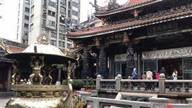 萬華龍山寺正式停止供香台北市萬華區艋舺龍山寺繼108年5月禁燃蠟燭後，今年再決議自3月13日起停香，也禁止訪客自帶香枝，停香首日參拜人潮皆遵守規定、無人帶香，唯有觀世音前的金爐還燃著一枝敬神的粗香枝。中央社記者陳怡璇攝　109年3月13日