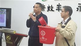 肥料登記預購制度將上路　確保農民都買得到台肥營業處處長李金鎰（左）13日在記者會中表示，台肥市占率7成，武漢肺炎疫情發生以來，從108年12月1日到109年3月12日肥料銷售增加3萬6600公噸，這次農委會推出的預購機制讓農民登記購買肥料，有點類似口罩實名制，可確保農民都買得到。中央社記者楊淑閔台北攝　109年3月13日