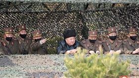 ▲金正恩沒戴口罩指導軍演。（圖／截自朝鮮中央通信社）