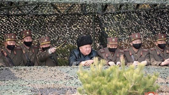 金正恩再度指導砲兵　只有他沒戴口罩