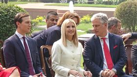 美印峰會後 川普女兒女婿現身聯合說明會貴賓席美國總統川普與印度總理莫迪25日在海得拉巴宮會談後共同主持聯合說明會，川普的女兒伊凡卡（前排中）和女婿庫許納（前排左）坐在美方貴賓席上。中央社記者康世人新德里攝  109年2月25日