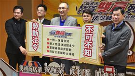 新北宣導勞動法令　推勞資雙贏列車　新北市勞工局13日舉行「勞資雙贏列車」法令輔導記者會，副市長謝政達（中）親自擔任列車長，擬強化源頭管理，並將採先輔導後檢查的新行政作為，期待能創造勞資政3贏。中央社記者黃旭昇新北市攝　109年3月13日