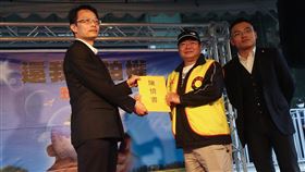 無人機玩家集結表訴求　民航局收陳情書由無人機玩家組成的「313反空域不平等聯盟」13日號召赴交通部外陳情，聯盟召集人吳明陽（中）提出多項訴求，並向民航局標準組長林俊良（左）遞交陳情書。中央社記者吳家昇攝　109年3月13日