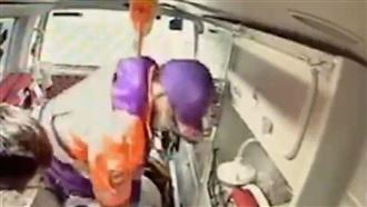 打滑撞桿女友滿身血卡副駕　畫面曝光