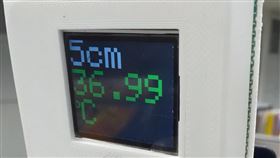 鶯歌工商開發自動體溫檢測器新北市鶯歌工商開發自動體溫檢測器，架在牆壁或三腳架上，可避免人工量測接觸感染、減低人員輪值負擔，且紅外線熱顯儀無法提供正確量測數據，自動測溫器量測準確度相對較高。（新北市教育局提供）中央社記者黃旭昇新北市傳真　109年3月13日