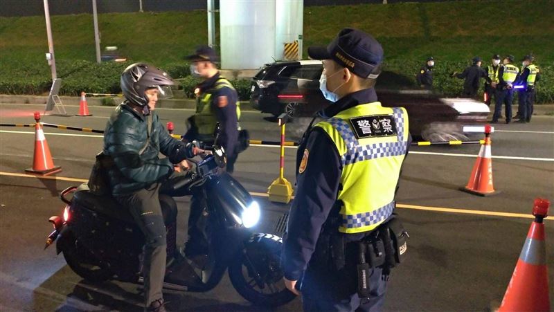 屁孩淡海夜遊炸街　千警封城路檢
