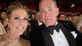 現年63歲的好萊塢男星湯姆漢克斯（Thomas Hanks）與妻子（Rita Wilson）在澳洲拍攝電影「貓王」艾維斯普里斯萊（Elvis Presley）電影時確診武漢肺炎（COVID-19、新冠肺炎），兩人的29歲兒子查特漢克也在IG拍影片證實 ig