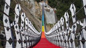 南投縣「雙龍七彩吊橋」▲。（圖／南投縣政府觀光處風景區管理所提供）