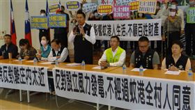 憂設風力發電機影響生活　雲林沿海居民陳情綠能公司申請在雲林沿海設置陸上風力發電機，引起當地居民恐慌，雲林縣議會副議長蘇俊豪（前中立者）13日代表陳情民眾發聲，籲政府明確規範陸上風力發電機的設置，保障人民健康。（民眾提供）中央社記者蔡智明傳真　109年3月13日