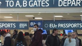 捷克13日宣布，16日起禁止所有外國遊客入境，所有捷克公民也不得出境。圖為布拉格瓦茨拉夫哈維爾國際機場出境大廳。（法新社提供）