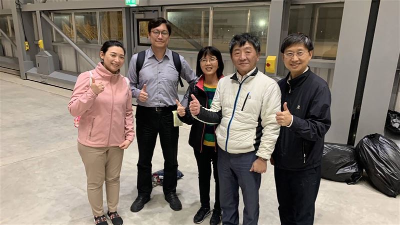 護理師接回武漢台人　摘口罩臉全壓痕