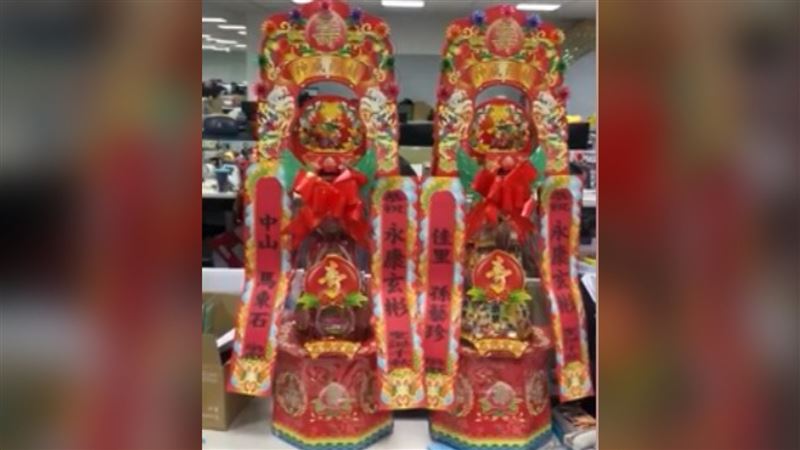 收到最荒謬生日禮　永康玄彬秒變廟公