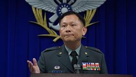 國防部說明黑鷹殉職將士移柩啟靈規劃黑鷹直升機失事，國防部發言人史順文（圖）12日表示，為表彰並追思參謀總長沈一鳴等8名優秀殉職將士，13日、14日移柩暨起靈時，規劃沿路官兵代表及民眾參與致意。中央社記者徐肇昌攝　109年1月12日