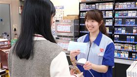 超商業者萊爾富今（11）天表示，除配合政府政策，提供門市Life-ET機台提領口罩服務，也於線上Hi-Life VIP 會員APP創新推出口罩領取平台。（圖／萊爾富提供）

