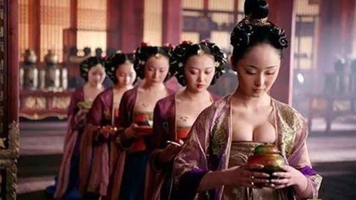 皇帝起床沖龍溝　宮女爭伺候原因害羞