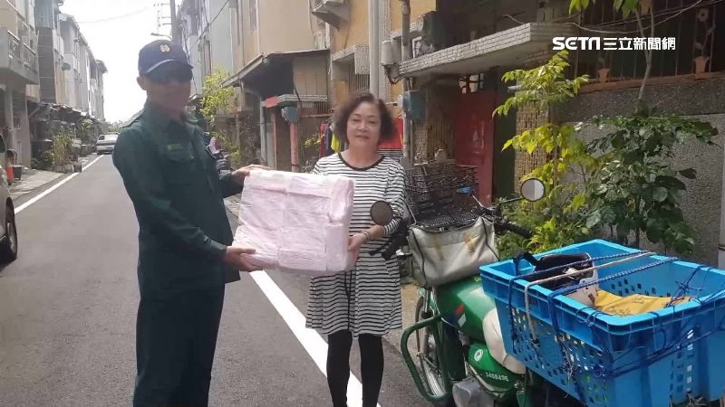 郵差掉6百片口罩　買菜婦拾獲助歸還