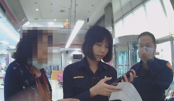 重聽嬤險匯200萬　正妹警秒破騙局