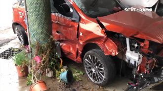閃躲騎士　轎車衝進民宅毀4輛車