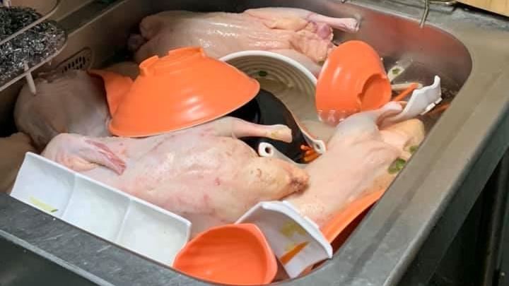 鴨肉和髒碗筷泡一起　老闆娘辯：退冰