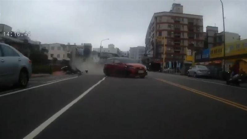 為閃避突竄出機車　失控連環撞進民宅