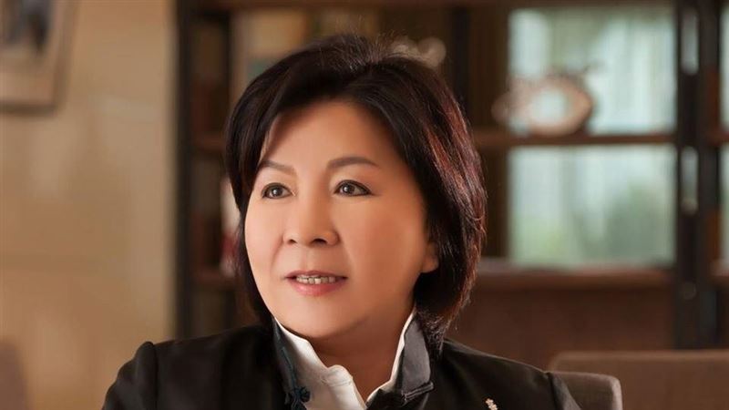 張育美狂喊愛犬親親　自家人傻眼狠酸