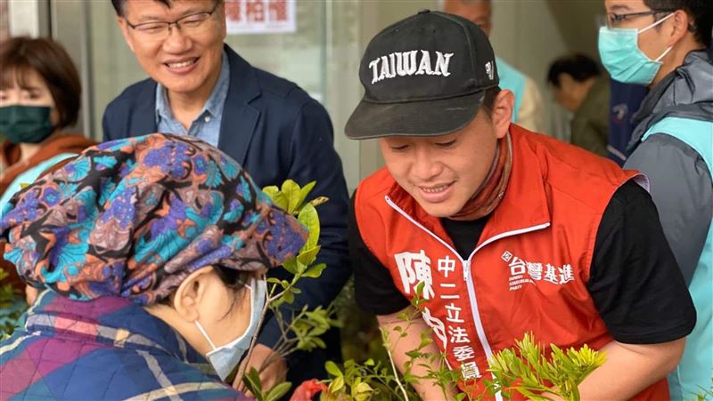 陳柏惟設聯合服務處　送樹苗綠化家園