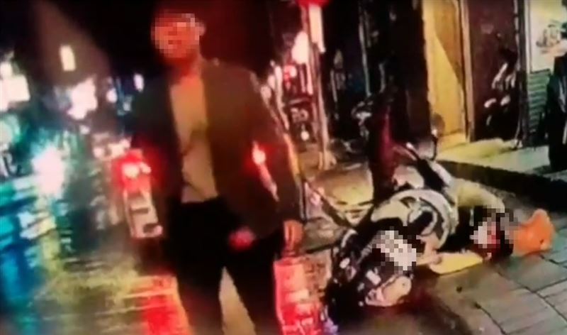 狠刺路人逃逸　妻拿他手機報案疑點多