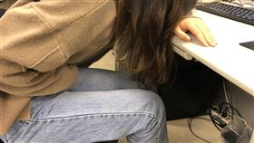 女生生理痛、肚子痛、不舒服示意圖 記者潘卉秋攝影