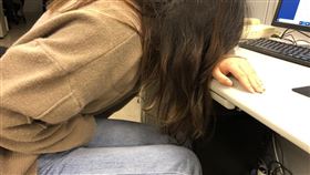 女生生理痛、肚子痛、不舒服示意圖 記者潘卉秋攝影