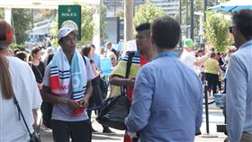 ▲盧彥勳與賽會人員努力溝通防疫觀念。（圖／翻攝自臉書）