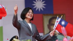 蔡英文拿國旗(總統府提供)