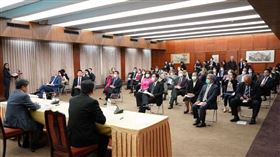 「我國防疫現況簡報會」現場，駐臺使節及官員們踴躍提問，交流熱絡。（圖／翻攝自中華民國外交部網站）