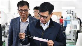 陳其邁視察口罩機工廠（圖／行政院提供）