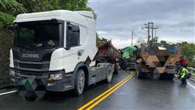 台9丁線觀音路段砂石車車禍　1男送醫兩輛砂石車14日下午行經宜蘭縣南澳鄉台9丁線41.7公里處時發生車禍，一名男子受困車內，脫困後送醫治療，至於車禍發生原因仍有待警方調查。（翻攝照片）中央社記者王朝鈺傳真　109年3月14日
