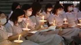 2003年台灣爆發SARS，當時多名醫護人員殉職，圖為護理師們悼念畫面。（圖／資料照）