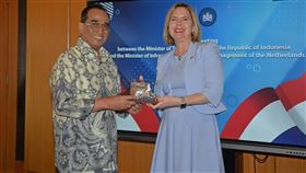 16:9
印尼交通部長確診武漢肺炎印尼交通部長布迪（左）14日確診感染武漢肺炎，是印尼內閣首位確診閣員。圖為他在11日出席一項活動。（印尼交通部提供）中央社記者石秀娟雅加達傳真  109年3月14日