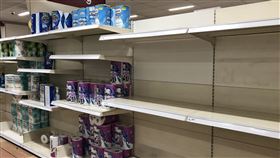 英國衛生紙被搶購一空2019年冠狀病毒疾病疫情延燒，英國引爆衛生紙搶購潮，架上空空如也，僅剩廚房紙巾。中央社記者戴雅真倫敦攝 109年3月15日