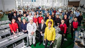 防疫任務優先 口罩國家隊達成不可能任務口罩國家隊由國內機具廠商組成，為口罩廠商組裝生產機台，大幅提升口罩產能。中央社記者林俊耀攝　109年3月14日