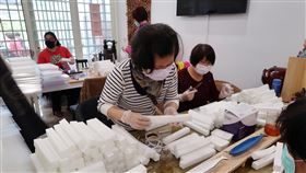 南投媽媽志工製簡易面罩　轉贈醫護助防疫武漢肺炎疫情不斷升溫，國民黨籍立委馬文君動員位於南投埔里鎮服務處多名志工，利用泡棉、雙面膠、鬆緊帶以及透明投影片等材料，手工製作簡易防護面具以轉贈醫護人員。（立委馬文君服務處提供）中央社記者吳哲豪傳真　109年3月14日