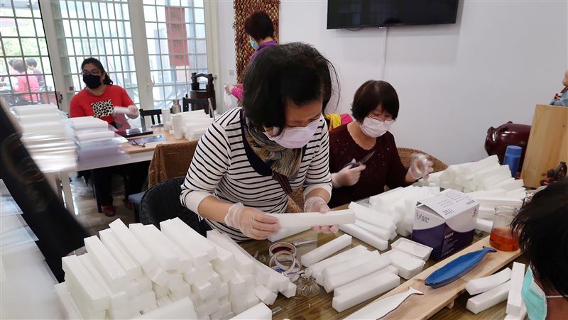 婆婆媽媽當志工　製面罩贈送醫護人員