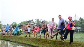 六堆客家文化園區農事學堂　大小朋友樂插秧屏東六堆客家文化園區14日舉辦「蒔禾真生趣」插秧體驗活動，帶領大小朋友走入田地體驗插秧，同時也認識傳統的「稻鰍共生」文化。（六堆客家文化園區提供）中央社記者郭芷瑄傳真　109年3月14日