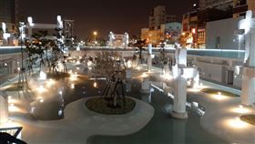 台南河樂廣場將每週休園一天台南河樂廣場開幕後吸引大批遊客，部分公共設施遭到破壞，將自17日起每週二休園一天進行維護。圖為廣場夜景。（台南市都發局提供）中央社記者楊思瑞台南傳真  109年3月15日