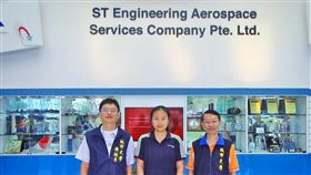 機械系女大生赴新加坡實習　學習飛機修護已考取飛機維修丙級證照的城市科大機械工程系學生李佳律（中），透過學校產學合作前往新加坡實習，學習飛機修護。（城市科大提供）中央社記者許秩維傳真　109年3月15日