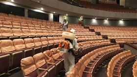 竹縣取消4月底前逾百人文化活動為避免群聚活動造成武漢肺炎（2019冠狀病毒疾病，COVID-19）疫情傳播，新竹縣政府文化局取消或延期4月底前的百人群聚活動，並將視疫情發展決定是否舉辦。圖為新竹縣文化局演藝廳進行消毒作業。（新竹縣政府提供）中央社記者魯鋼駿傳真　109年3月15日