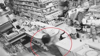 婦逼藥師「下跪磕頭」　離譜畫面曝光