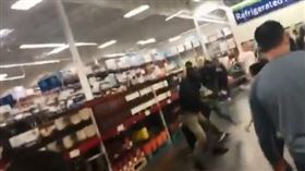 美國男為搶水　大打出手　翻攝自twitter