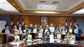 提升教科圖書品質　教育部邀專家學者把關為了讓教科書兼具美學涵養，教育部邀請美感細胞協會、家長團體、教師團體與財務、會計、設計等20名學者專家及代表組成委員會，為教科圖書品質把關。（教育部提供）中央社記者許秩維傳真　109年3月15日