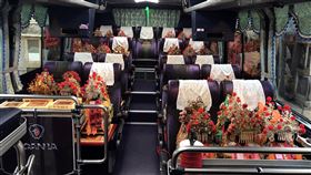 北港朝天宮百尊神明包車北上參加法會（1）雲林縣北港朝天宮日前為讓百尊神明北上參加「百廟眾聖護蒼生、為全球疫情祈福」法會，因神像數量多，因此包了一輛遊覽車，形成車內座位不載人，只載神明的有趣景象。（北港朝天宮提供）中央社記者黃國芳傳真　109年3月15日