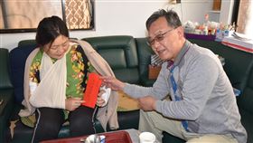 澎湖環保騎士隊員疑因強風摔傷　賴峰偉探視　澎湖「環保騎士隊」不定期在市街上撿拾、打掃垃圾，讓市容環境更整潔乾淨，高姓隊員日前值勤結束返家途中，疑因東北季風強勁遭吹倒，導致雙手粉碎性骨折，澎湖縣長賴峰偉（右）15日前往探視。中央社　109年3月15日