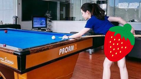 正妹業務打撞球　往前一趴美尻全現形